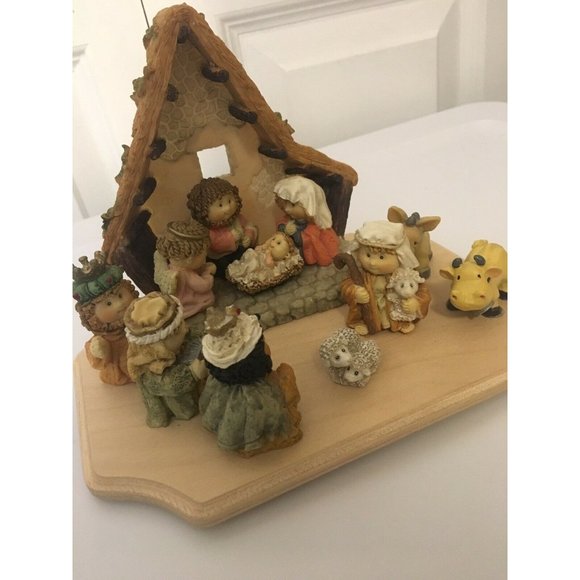 11 Piece Ceramic Christmas Nativity Scene w/Wood Crèche - Picture 6 of 12